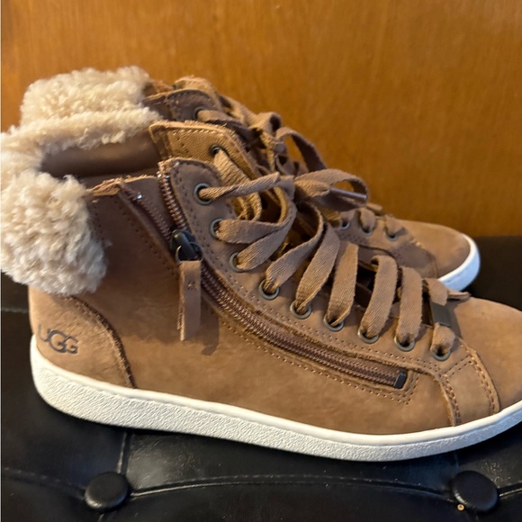 UGG Tan with Fur Detail - Picture 1 of 5